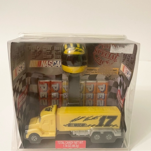 NASCAR Matt Kenseth #17 Hauler & Helmet PEZ Dispensers Gift Set - Picture 4 of 16